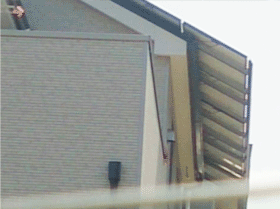 屋根からはみ出したパネル
